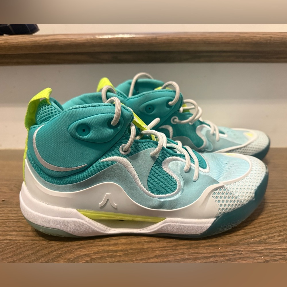 Avoli Volleyball Shoes - Size 8 - Waterfall